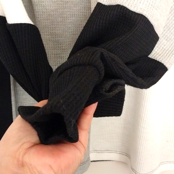 Cleo Long Sleeve Top V-neck line sz Medium - Picture 6 of 8